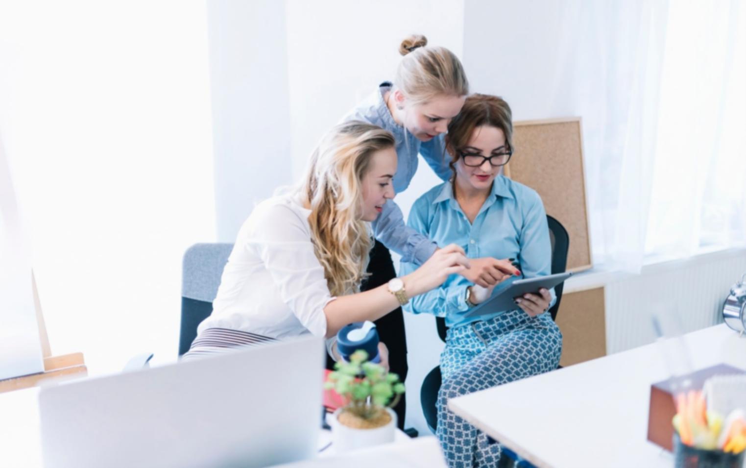 Finanzmodellierung Arbeitsplatz mit mehreren Monitoren und Excel-Tabellen